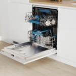 Lavavajillas integrable Balay abierto colocado en una cocina moderna.