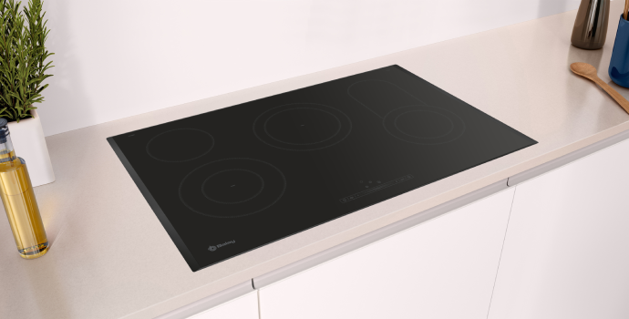 Vitrocerámica de 80 cm Balay en cocina moderna.