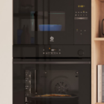 Horno y microondas integrado Balay de la Serie Cristal negro.