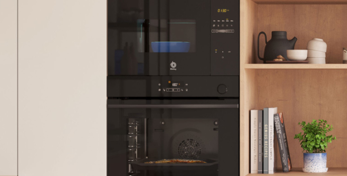 Horno y microondas integrado Balay de la Serie Cristal negro.