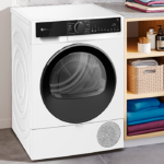 Secadora con bomba de calor Balay color blanco en un cuarto de lavado.