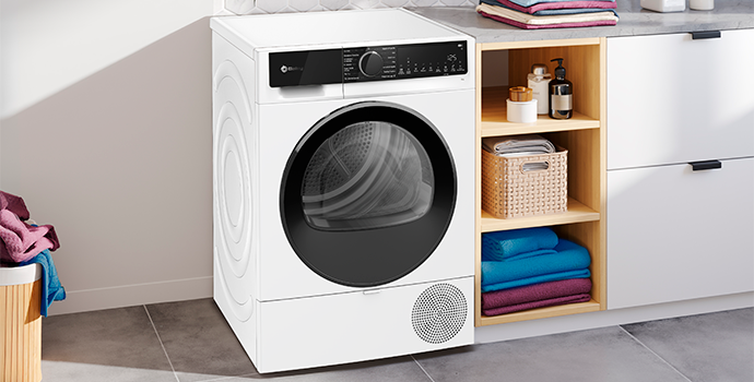 Secadora con bomba de calor Balay color blanco en un cuarto de lavado.