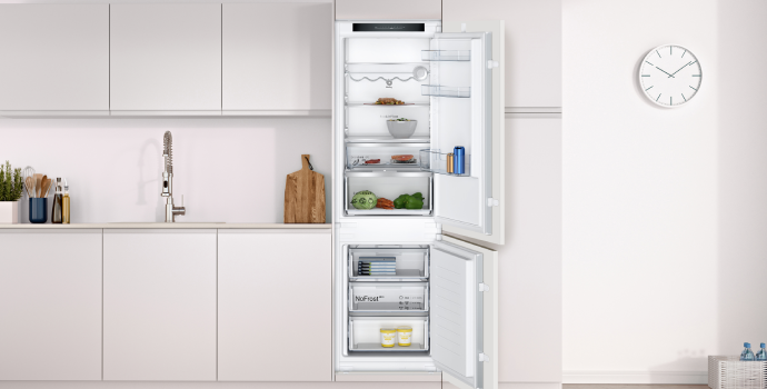 Mi frigorífico no enfría: causas más comunes y cómo solucionarlo Cocina moderna con frigorífico integrado Balay abierto.