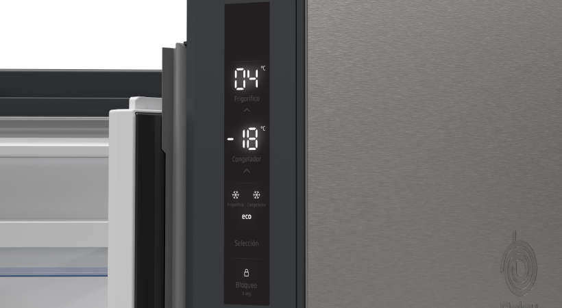 Panel digital de la temperatura de un frigorífico Balay, marcando 4 ºC y -18 ºC.