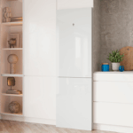 Cocina blanca y luminosa con un frigorífico combi integrable de Cristal blanco Balay.