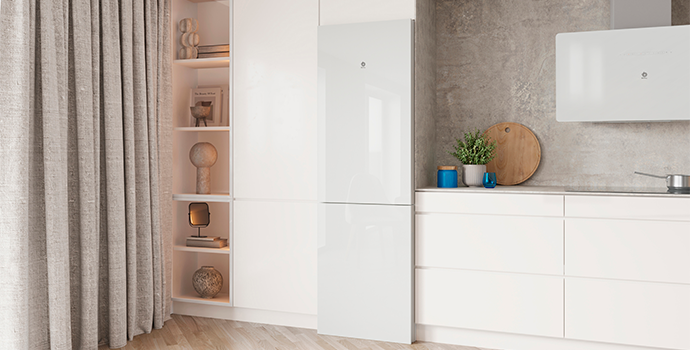Cocina blanca y luminosa con un frigorífico combi integrable de Cristal blanco Balay.