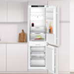 Frigorífico combi integrado de Balay abierto en una cocina luminosa.